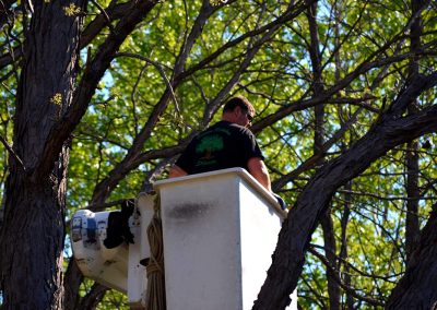 Stéphane dans la nacelle - Service élageage arbre à Montréal - Service arbre Stéphane